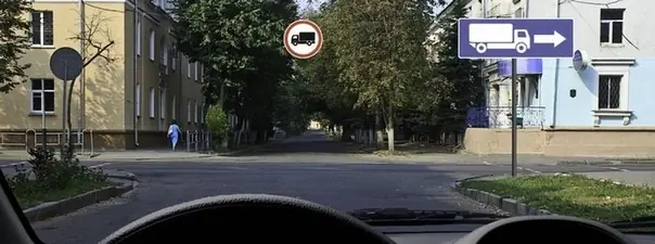 Вы управляете грузовым автомобилем с разрешённой максимальной массой не более 3,5 т. В каком направлении Вам разрешено дальнейшее движение?