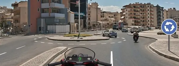 Вы намерены произвести разворот на перекрестке. Какие указатели поворота необходимо включить перед въездом на перекресток?