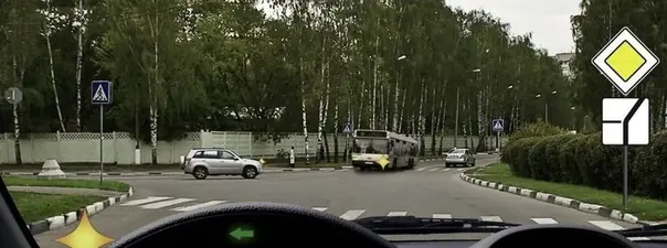 Кому Вы должны уступить дорогу при повороте налево?