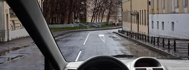 Разметка в виде треугольника на полосе движения: