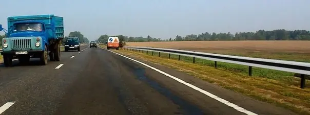 Такой вертикальной разметкой обозначают боковые поверхности ограждений: