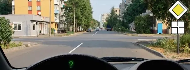 Вы намерены продолжить движение по главной дороге. Обязаны ли Вы включить указатели левого поворота?