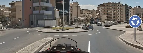 Обязаны ли Вы включить указатели правого поворота перед въездом на этот перекрёсток?