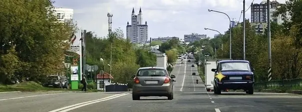 Обязан ли водитель автомобиля, который движется по левой полосе, уступить дорогу в данной ситуации?