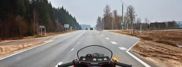 Вам необходимо повернуть на примыкающую справа дорогу. Ваши действия?