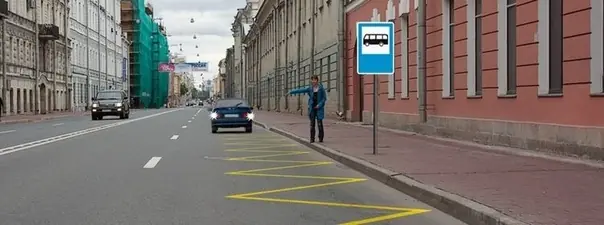 Разрешено ли водителю легкового автомобиля движение задним ходом для посадки пассажира?