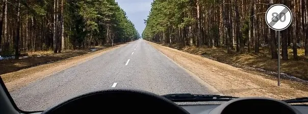 С какой максимальной скоростью Вы имеете право продолжить движение на легковом автомобиле с прицепом вне населенного пункта?