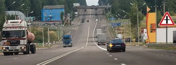 Можно ли водителю легкового автомобиля выполнить опережение грузовых автомобилей вне населенного пункта по такой траектории?