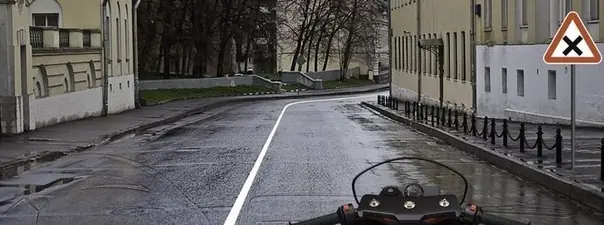 Этот знак предупреждает о приближении к перекрёстку, на котором Вы: