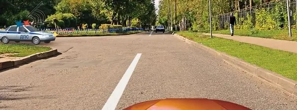 При движении в каком направлении Вы должны уступить дорогу автомобилю с включенными проблесковым маячком и специальным звуковым сигналом?