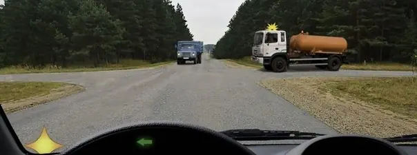Вы намерены повернуть налево. Ваши действия?
