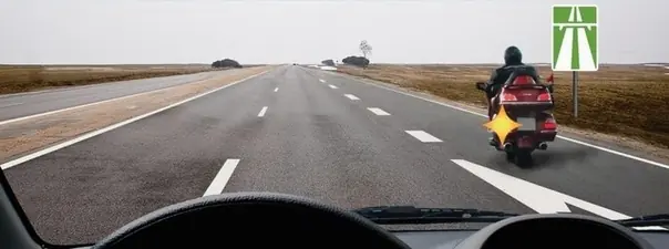 Обязан ли водитель мотоцикла уступить Вам дорогу?