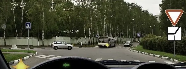 Кому Вы обязаны уступить дорогу при повороте налево?