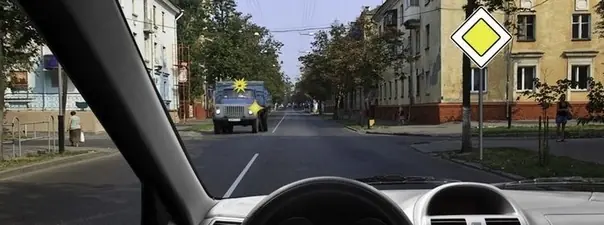Вы намерены проехать перекрёсток в прямом направлении. В данной ситуации: