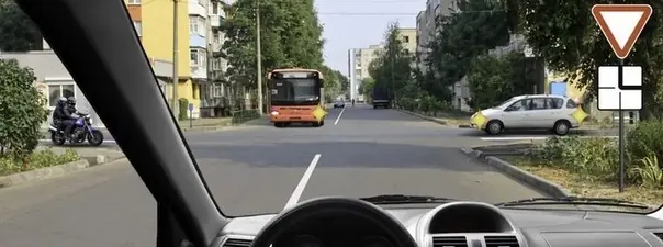 При движении прямо Вы обязаны уступить дорогу: