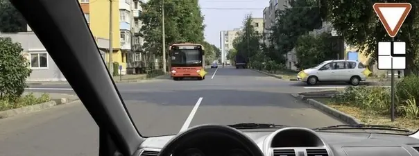Кому Вы обязаны уступить дорогу при движении в прямом направлении?