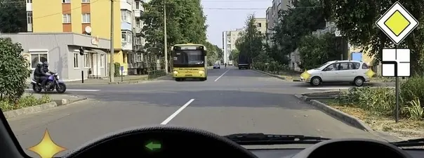 Вы намерены повернуть налево. Кому Вы обязаны уступить дорогу?