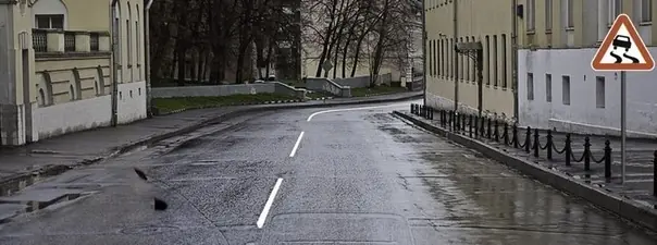 На каком расстоянии до скользкого участка дороги устанавливается данный знак в населённом пункте?