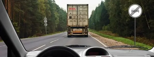 При движении по двухполосной дороге за грузовым автомобилем у Вас появилась возможность совершить обгон. Ваши действия?