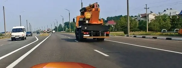 По какой полосе Вам можно продолжить движение в населённом пункте после опережения грузового автомобиля?