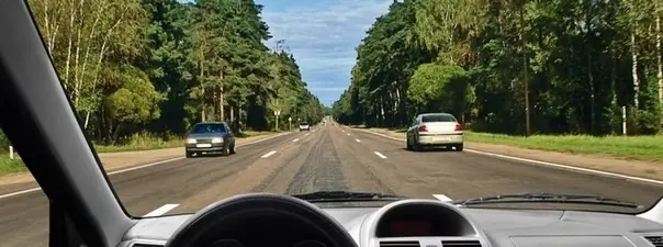 Можно ли Вам продолжить движение по средней полосе после опережения автомобиля, движущегося по правой полосе?
