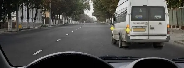 Обязаны ли Вы уступить дорогу маршрутному транспортному средству, отъезжающему от тротуара, где нет обозначенного места остановки?