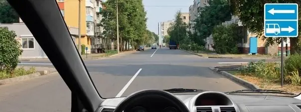 В каких направлениях Вам можно продолжить движение на перекрёстке?