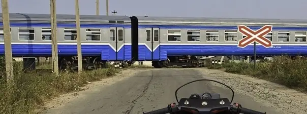 На каком наименьшем расстоянии до ближайшего рельса Вы должны остановиться?