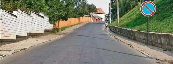 Разрешено ли осуществлять посадку (высадку) пассажиров либо загрузку (разгрузку) транспортного средства в зоне действия этого знака?